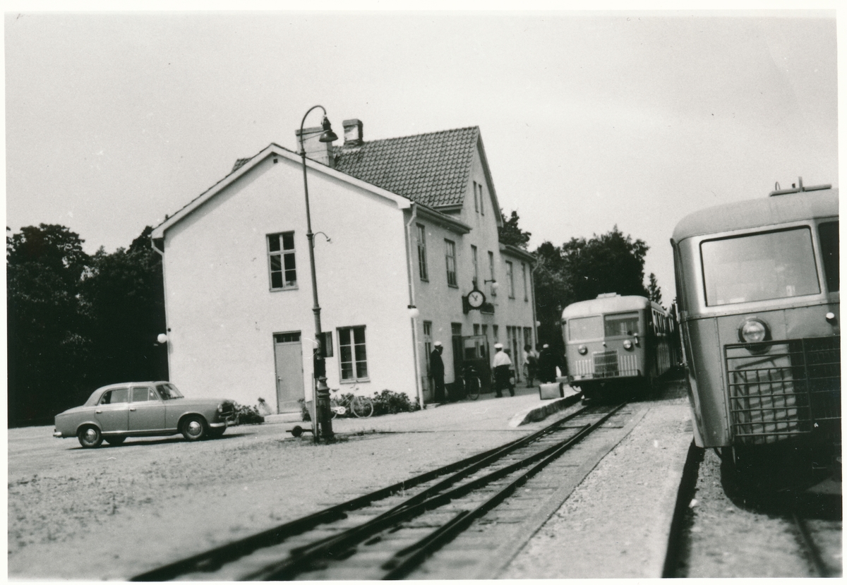 Gotlands Järnväg, GJ. Romakloster station. Två SJ rälsbussar Yo1p.