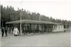 Motorvagn SRJ 33.Resande vid Rydbo Station.