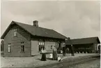 Från vänster Stations Förordnande Wiktoréns jungfru Selma. Fru Beda Wiktoréns med 3 barn, Stins Wiktoréns samt Olle Skoglund.