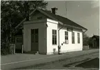 Stationshuset vid Ryningsnäs med tilliggande vevställverk.19 maj 1875 kunde stationen öppnas för allmän trafik och då flyttade även posten dit. 1909 byggdes det till en tillbyggnad samt 1913 gjordes ett mindre ekonomi hus . Ny plattform anlades mellan 1930-1932. 1939 gjordes en stor rust av hela stationshuset. Stationen avbemmandes helt den 1 juni 1975.