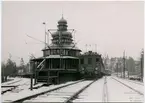 Saltsjöbaden järnvägsstation, med ett ellok vid plattformen.