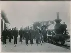 Sandträsk station på linjen Boden - Gällivare. Station anlagd 1896. En- och enhalvvånings stationshus i trä, moderniserat 1944. Mekanisk växelförregling. 
Bland personalen syns:
1.Stinsen i Sandträsk
2.Grosshandlare B. Sundtröm, Luleå
3.Pastiljon Brännström
4.Konsul Broms
5.Kamrer Liasmöe, Luleå
6.Postmästare Swensen, Boden
7.Ingenjör Broms.
Övriga okända.
Ånglok ab 35, tillverkat 1863.