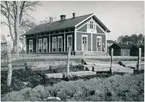 Hållplats anlagd 1885. Envånings stationhus i trä, renoverat invändigt 1948. Mekanisk växelförregling.