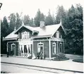 Trafikplats anlagd 1879. En- och enhalvvånings stationshus i trä. Mekanisk växelförregling. Järnvägen elektrifierades 1946.