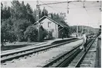 Station anlagd 1896. Envånings stationshus i trä. Mekanisk växelförregling. Banan elektrifierades 1936.