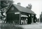 Skälby station. Kiosk inrymd i stationshuset.