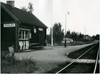 Skälby station. Kiosk med löpsedlar.