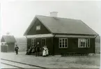 Stationshuset med resande framför.