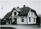 Slutarp station. Bilden tagen vid filmproduktion med anledning av Västra Centraljärnvägen och Halmstad - Nässjö Järnvägasr förstaligande.
På bilden Johan Sigfrid Hjertstrand med sonen Jan ao Hjertstrand.