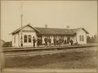 Smålandsstenar station med jaktsällskap. Personerna på bilden är troligen ett jaktlag från Isberga. Huset brann ner till grunden 1903.
1. Stationsinspektor E. Broberg,  Smålandsstenar.
2. Trafikelev Sixten Johanson.
3. Stationsinspektor E. Aschan, Hälle.
4. Fanjunkare Wetterhall.
5.
6.
7. Stationskarl B. Forsberg.
8. Banvakt J. Åström.