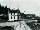 Sprängvikens station. Härnösand-Sollefteå Järnväg, HdSJ. Banan byggdes 1893. Gick över till eldrift 1958. 26/6 1931 bad Härnösand-Sollefteå Järnväg staten att ta över järnvägen eftersom skulderna var för stora och det gjordes 1/7 1932.