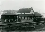 Spånga station. Stockholm-Västerås-Bergslagens Järnväg, SWB. Stationen invigdes 15/12 1876. 1908 byggdes ett nytt stationshus som revs 1975 och ersattes med en plåtbyggnad. 2004 byggdes ett nytt stationshus. Sedan 1969 är stationen bara en pendelstågsstation.