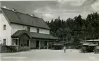 Spånga station. Stockholm-Västerås-Bergslagens Järnväg, SWB. Stationen invigdes 15/12 1876. 1908 byggdes ett nytt stationshus som revs 1975 och ersattes med en plåtbyggnad. 2004 byggdes ett nytt stationshus. Sedan 1969 är Spånga bara en pendelstågsstation.