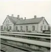 Staffanstorps station vid nedläggningen. Statens Järnvägar, SJ. 1875 öppnades banan för trafik. Tillhörde Lund-Trelleborgs Järnväg, LTJ mellan 1875-1919.  1919 -1940 tillhörde den Landskrona-Lund-Trelleborgs Järnväg, LLTJ. Banan förstatligades 1940 och lades ner 1960.