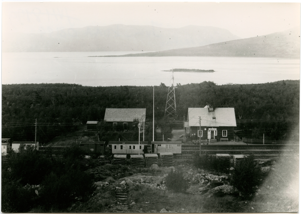 Stenbackens bangård. Statens Järnvägar, SJ. Banan öppnad 1903. Banan elektrifierades 1915. Stationshuset byggd 1902 och sålt 1998.