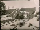 Brobygge över spåren vid Stuvsta.