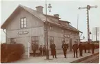 Täby station, från höger återfinnes Statiosförman Karl Almkvist, Stationskarl Karl Jansson, Lokpersonal Claes Andersson, Stationskarl, Georg Alfredsson, Stationskarl Hugo Lewin, Kontorsbiträde Gustaf Moström