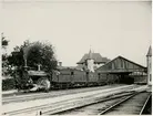 Uppsala Central  år 1895 . Persontåg mot Stockholm framfört av SJ Lok Db 401 Tillverkat Motala verkstad 1891. Identifierade vagnar efter loket: F3a 1754, C2, C2, C1, BC1.