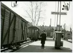 Uppsala Östra SRJ Stockholm-Roslagens-Järnvägar, 1956-05. Stins Sten Rydberg, började sin tjänstgöring i Uppsala 1951.