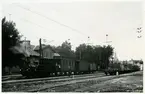 Vadstena station med tågsätt äldre.  Lok 