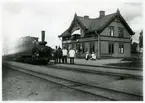 Jönköping - Gripenbergs Järnväg, JGJ lok 5 med tåg vid Vireda station.
Den 14 september 1913.