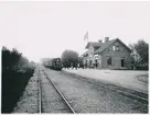 Ödeshög station. Fågelsta-Vadstena-Ödeshög Järnväg, FVÖJ. Anlades 1887 och öppnades 1888. Övergick till Mellersta Östergötlands Järnväg, MÖJ 1919. Bangården byggdes ut 1945 med ett rundspår. Byggde om vissa lokaler 1946/47 och magasinet byggdes om 1947. Övergick till Statens Järnvägar, SJ 1950. WFJ lok 2 