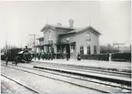 Önnestad. Christianstad-Hessleholms Jernväg, CHJ. Önnestads gamla stationshus , 1865-1960, med Stins Fock. Tåget drages av CHJ Lok 4 