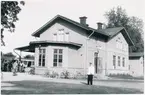 Örbyhus station med Stins Nordvall. Uppsala-Gävle Järnväg, UGJ. Öppnades 1874 och övergick till Statens Järnvägar, SJ 1933. Eldrift 1937.