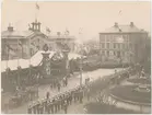 Örebro station. Statens Järnvägar, SJ. Kronprins Gustaf hälsar på chefen för I3 på Örebro-Krylbobanans invigning..