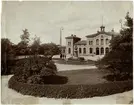 Örebro stationshus. Statens Järnvägar, SJ. Stadssidan med staty av Von Rosen. Efter 1911 tillkom en tillbyggnad av mittpartiet med balkongen. Eldrift 1932.