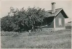 Österby station. Dannemora-Hargs Järnväg, DHJ. Öppnades 2/1 1878 och lades ner 1/8 1970. Övergick till Statens Järnvägar, SJ 1959. Den 1 maj 1921 bytte stationen namn till Österby Bruk. 1878 var platsen en anhalt och 1918 blev det en station och då förlängdes bangården och fick två nya spår.