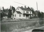 Österbybruks station. Dannemora-Hargs Järnväg, DHJ. Öppnades den 2/1 1878 och lades ner den 1/8 1970. Stationen byggdes1918 och samma år förlängdes bangården, som då fick två nya spår.