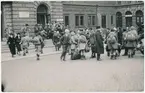 Stockholms Central. Skolbarn åter från påskresan.