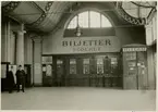 Interiör från Stockholms Centralstation med biljetthallen söderut och telegrafexpeditionen.