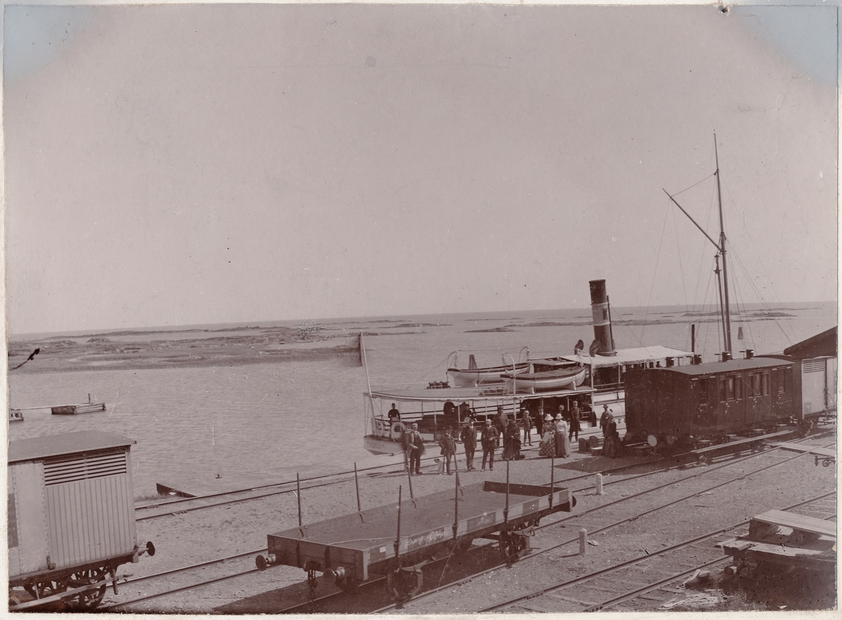 Sunnanå hamn vid Vänern. Omstigning mellan tåg och båt. Ångbåten är "Kinnekulle af Råbäck".