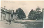 Sävsjö stationshus år 1913.  Banarbetare Holmqvist ansar blomsterrabatten.