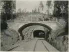 Vägbron vid Skärmsta längs dubbelspåret Rönninge-Ström. Längre in pågår bygget av en järnvägstunnel.