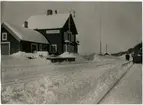 Orsa - Härjedalens Järnväg, OHJ. Tandsjöborg på linjen Orsa - Sveg taget i februari. Det står två mjölkkannor vid stationen.