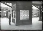 Vänthallen, Göteborgs centralstation. Tidningskiosk och tidtabeller