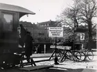 Demonstration av person- och motorvagnar på spåret vid Österbro i Halmstad. Som instundande sommar insätts i trafik.