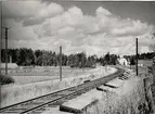 Järnväg Spånga - Lövsta. Kurvan vid Hässelby villastad sedd mot Spånga. Sommaren 1956.