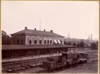 Karlshamns Station 1896. 
KWJ vagn 290, MBlJ vagn 738, MBlJ vagn 679, MBlJ vagn 659, MBlJ vagn 737.