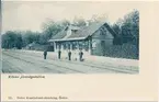 Stationspersonal framför Kilsmo järnvägsstation.