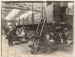 Godsvagn littera Ns 21907.
Fjädermontering i samband med axe