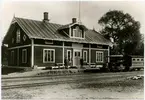 Gravendal station. På bilden syns Sävsnäs Järnvägs, SVJ motorvagn 1 med släp.