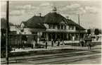 Hultsfreds station där Nässjö- Oskarshams Järnväg, NOJ godsvagn 481 står vid plattformen.