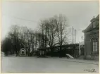 Karlstads station med  stadsbudskontoret i den lilla kuren längst till vänster.