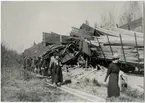 13 maj spårar ett godståg ur mellan Näsviken och Fredriksfors, ingen människa blev skadad. 
Människorna på bilden är förmodligen resande som kommit med ett annat tåg och lotsas förbi olycksplatsen till ett fortsättningståg