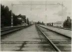 Bangården, kontaktledning och stationshus.
