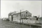 Skara, Gjuteri och Vapenfabrik, LSSJ godståg i Skara på väg mot Stenstorp.